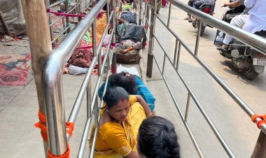 स्वर्णमयी अन्नपूर्णा के दरबार में दर्शन पूजन के लिए कतारबद्ध हाेने लगे श्रद्धालु, एक दिन पहले ही लाइन में बैठे