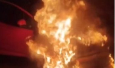 संभल में कार बनी आग का गोला, कार सवारों ने कूदकर बचाई जान