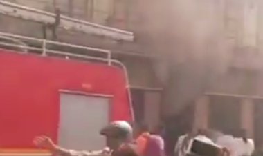 वाराणसी : शॉर्ट सर्किट से कपड़े शोरूम में लगी आग