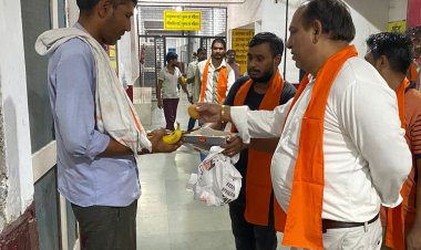 शिवसैनिकों ने मलिन बस्तियों व जिला अस्पताल में बांटी फल, मिठाई, मोेमबत्ती