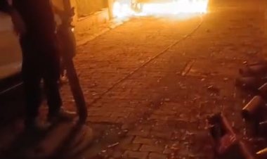 पटाखे की चिंगारी से कार में लगी आग, टला बड़ा हादसा