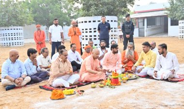 गोरखनाथ मंदिर की गोशाला में मुख्यमंत्री ने की गोवर्धन पूजा