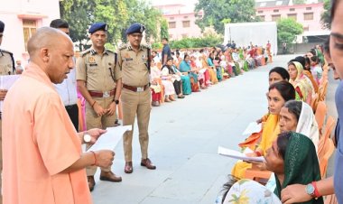 मुख्यमंत्री योगी ने गोरखपुर में जनता की सुनी समस्याएं