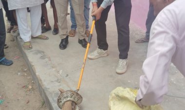 किसान के घर में घुसा 15 फीट लम्बा अजगर, वन विभाग ने किया रेस्क्यू