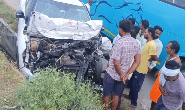 डीसीएम में पीछे से घुसी कार, अधिशासी अधिकारी व चालक घायल