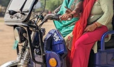 ई-रिक्शा ड्राइविंग शुरू करने वाली सैकड़ों महिलाएं बनीं रोल मॉडल