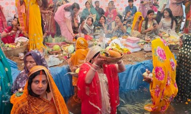 देशभर में छठ पूजा की धूम, उगते सूर्य को दिया जा रहा अर्घ्य