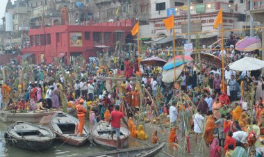 उत्तर प्रदेश में डाला छठ के तीसरे दिन लाखों व्रतियों ने दिया अस्ताचलगामी सूर्य को अर्घ्य
