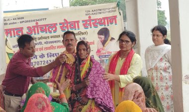 छठ पूजा पर मातृ आंचल सेवा संस्थान ने वृद्ध माताओं काे वितरित की साड़ी