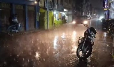 चक्रवर्ती तूफान मोंथा का वाराणसी में दिखा असर, तेज बारिश ने श्रद्धालुओं को भीगा दिया