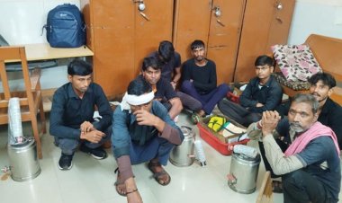 टूंडला जंक्शन पर चेकिंग अभियान में पकड़े गए आठ अवैध वेंडर