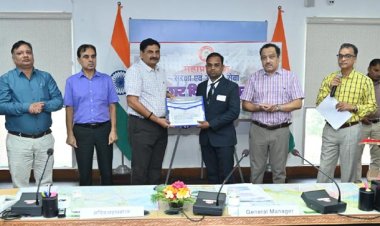 एनसीआर महाप्रबन्धक ने दस रेल कर्मचारियों को किया पुरस्कृत