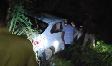 दोस्त की शादी से लौटते वक्त कार गड्ढे में पलटी, एक की मौत, तीन गंभीर घायल