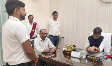 वाराणसी: जिलाधिकारी ने जनता दर्शन में सुनीं लोगों की समस्याएं, त्वरित निस्तारण के निर्देश