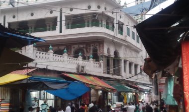 वाराणसी दालमंडी में सायरन बजाकर दौड़ती रही पुलिस की गाड़ी,ग्राहकों के काटे चालान