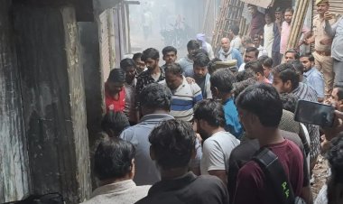 दुकान व गोदाम में आग लगने से लाखों का नुकसान