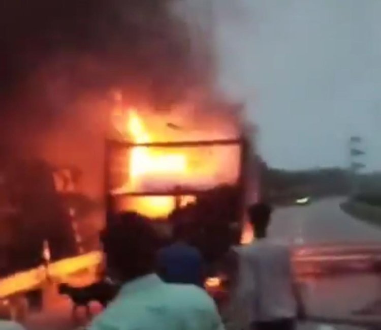 मवेशी लदे ट्रक में लगी आग, कई बकराें की माैत