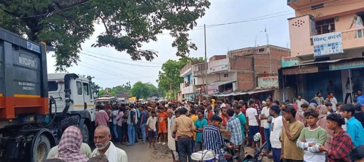 डंपर ने स्कूटी सवार किशोर और युवती को कुचला, गुस्साए ग्रामीणों ने सड़क जाम किया