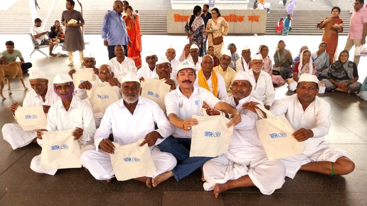 नमामि गंगे ने श्री काशी विश्वनाथ मंदिर में श्रद्धालुओं के बीच बांटे कपड़े के थैले