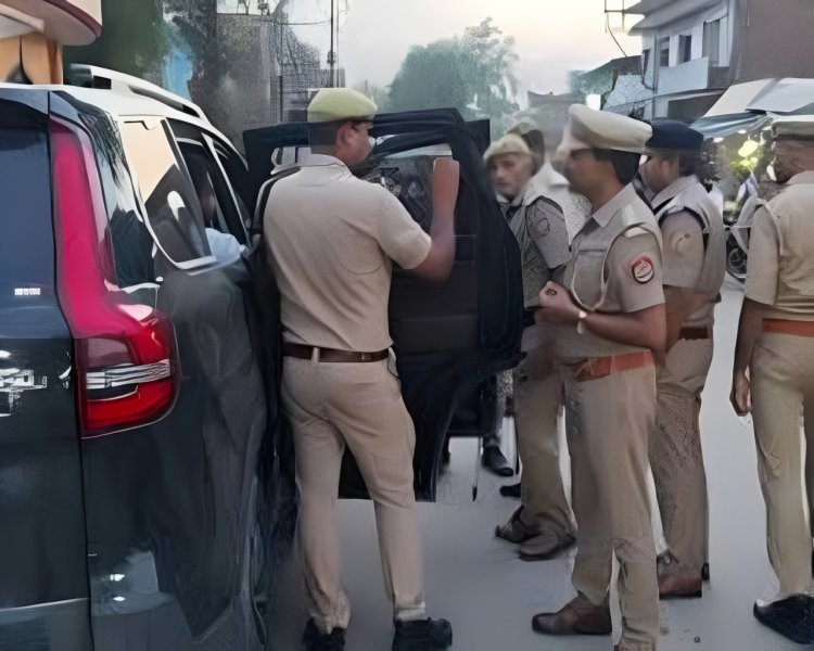 UP पुलिस ने साढ़े आठ लाख वाहनों को किया चेक, 9000 से अधिक वाहनों से हटाई काली फिल्म