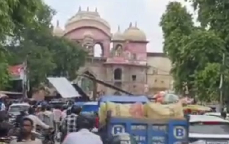 मिर्जापुर 4 की शूटिंग के नाम पर रामनगर किला के सामने जुटी भीड़, पुलिस टीम ने किया नियंत्रित