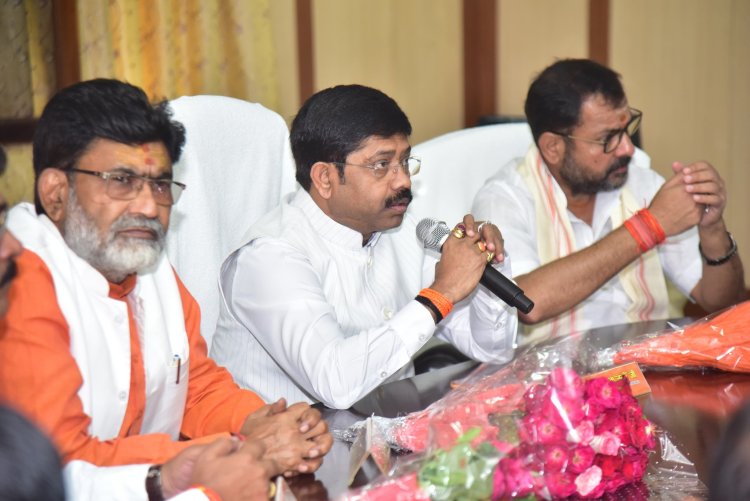 मंत्री नन्दी ने प्रबंधक यूपीसीडा हेमेंद्र प्रताप सिंह को किया बर्खास्त