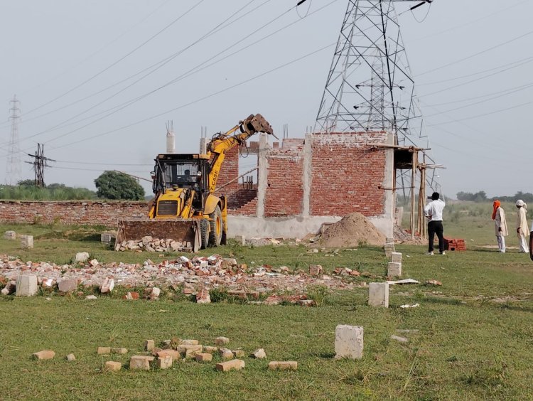 अतीक के अलीना सिटी एवं आस पास हो रही अवैध प्लाटिंग के खिलाफ चला पीडीए का बुलडोजर