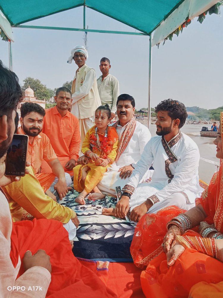 श्रृंग्वेरपुरधाम निषादराज की नगरी मे केवट बनकर श्री राम कथा आयोजक आनंद पांडे राजन महाराज के पखारे चरण