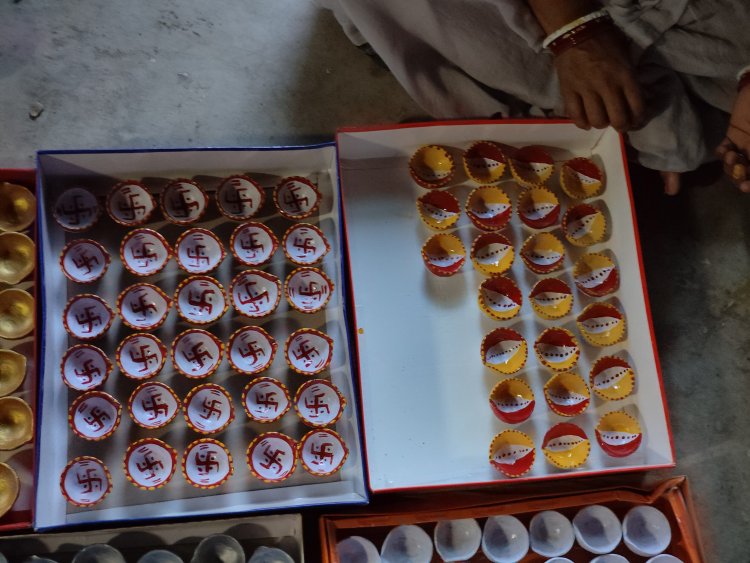 गोबर से कमाई की रोशनी: रामानुजगंज की महिलाएं बना रहीं इको-फ्रेंडली दीये, दीपावली पर सजेंगे घर-आंगन