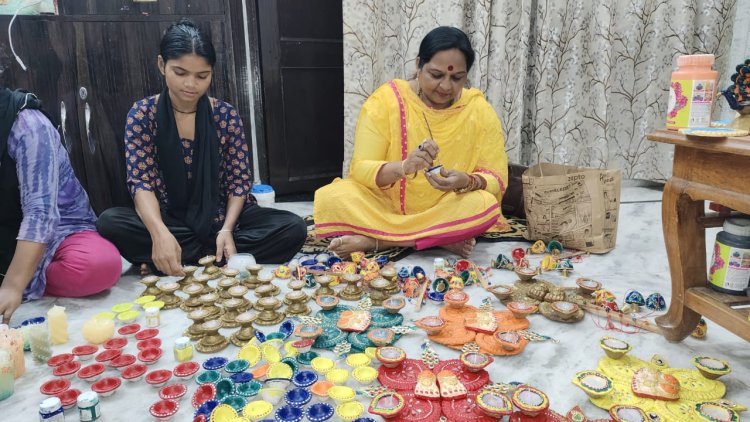 प्रयागराज में गाय के गोबर से बने लक्ष्मी गणेश एवं अन्य इको फ्रेन्डली उत्पादों की बढ़ी मांग