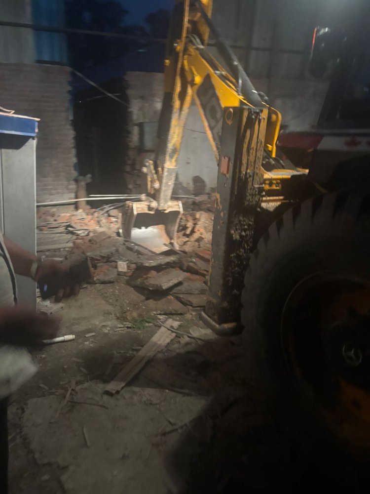 कब्जा कर बनी अवैध फैक्टरी,आरा मशीन, स्टोन क्रेशर निर्माण काे प्रशासन ने किया सरकारी भूमि मुक्त कराई