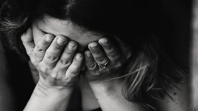 नर्सिंग होम में भर्ती युवती ने कंपाउंडर पर ड्रिप लगाने के दौरान छेड़खानी का आरोप लगाया