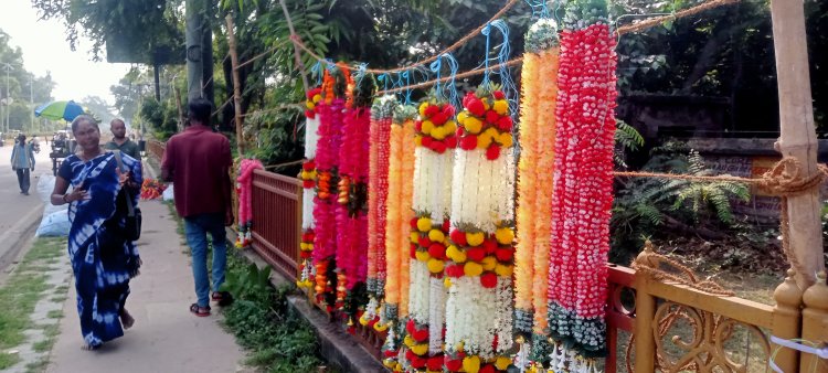 कर्नाटक से प्लास्टिक की निर्मित आकर्षक सजावटी झालरों एवं झूमरों को बेचने पहुंचा जत्था