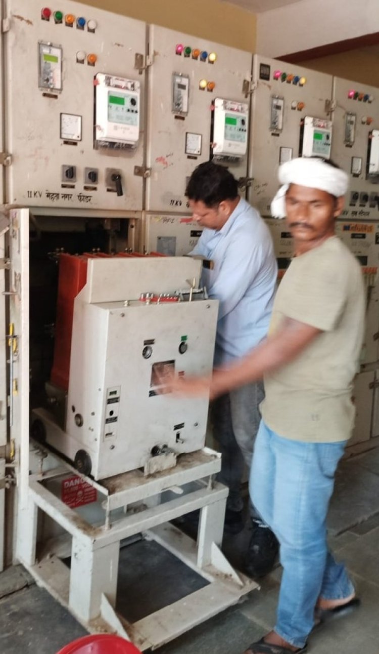 वरुणा पार क्षेत्र में कम वोल्टेज और विद्युत कटौती से मुक्ति के लिए फीडर की मरम्मत