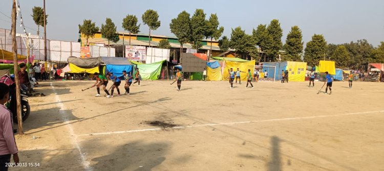 देवा मेला में हॉकी प्रतियोगिता में दिखा रोमांच, जीतने के लिये खिलाड़ियों ने बहाया पसीना
