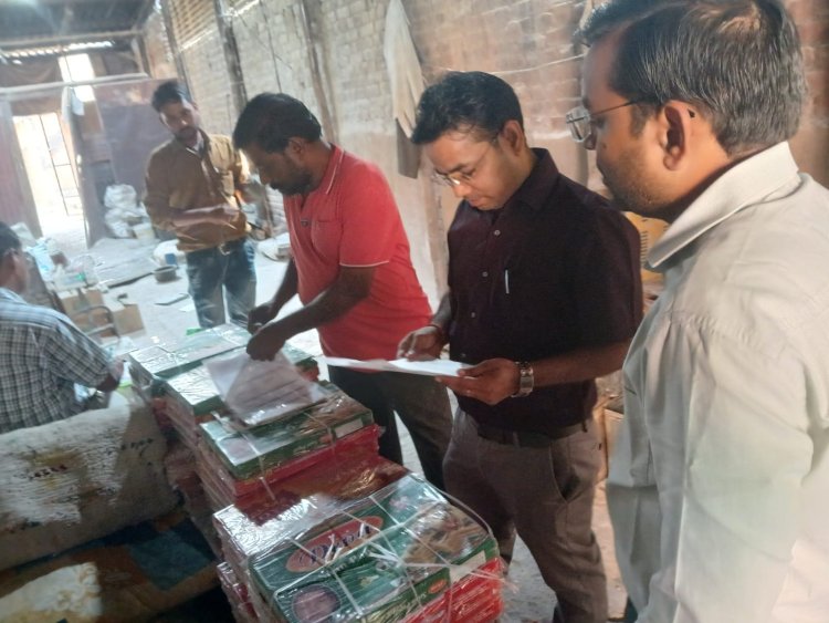 खाद्य विभाग ने दो सौ किलो खोया व चार सौ किलो सोहन पापड़ी नष्ट कराया