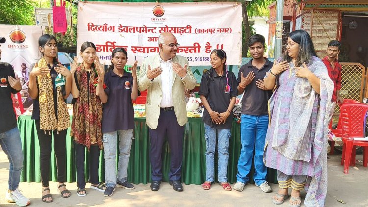 कलेक्ट्रेट में दिव्यांग बच्चों की प्रदर्शनी से सजी दीपावली की रौनक