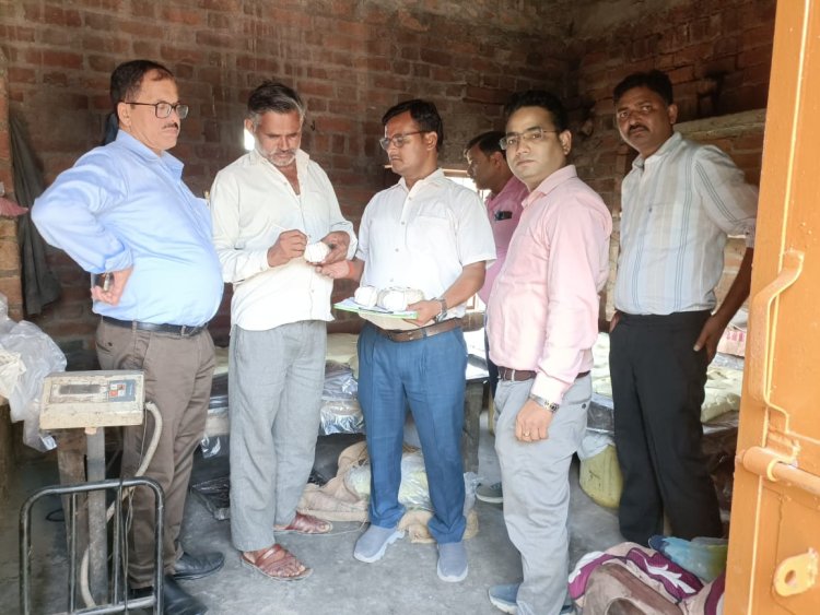 खोया भट्ठियों पर खाद्य विभाग की कार्रवाई, 160 किलोग्राम खोया नष्ट कराया