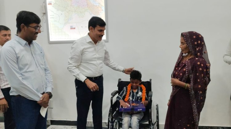 दिव्यांग नीलेश को अब नहीं पड़ेगी सहारे की जरुरत, डीएम ने दी व्हीलचेयर