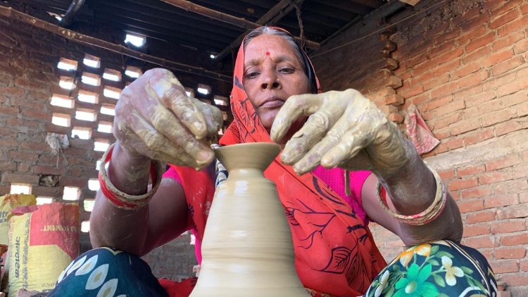 मिट्टी के संकट से जूझने के बाद भी प्रकाश पर्व पर कुम्हार उम्मीदों की लौ जलाये चाक तेजी से घुमा रहे