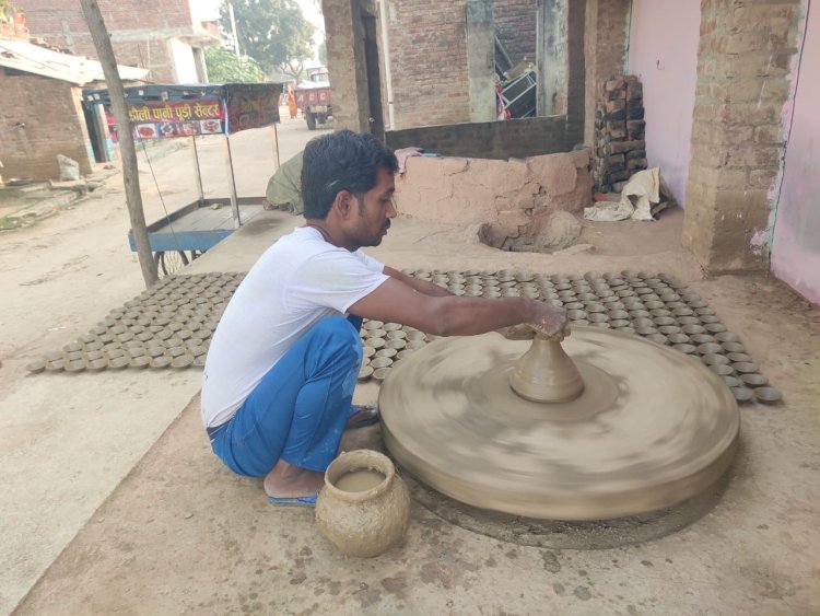 इस दीपावली तेजी से घूम रहे कुम्हाराें के चाक