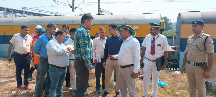 चुनार रेलवे स्टेशन पहुंचे डीआरएम, ट्रैक पर चलकर किया निरीक्षण