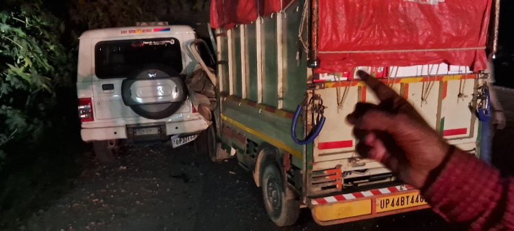 तेज रफ्तार मैजिक ने बोलेरो में मारी टक्कर, हेड कांस्टेबल की मौत