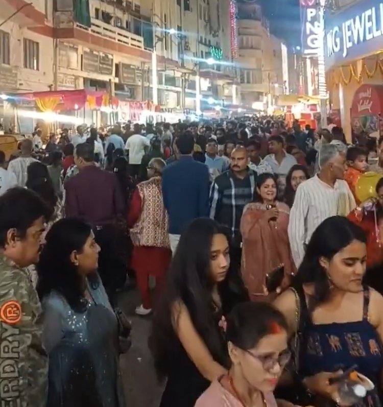 वाराणसी में दालमंडी दुकानदारों के चेहरों पर झलका खरीदारी से उत्साह, चौड़ीकरण की कार्रवाई का गम