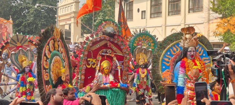 सीएम योगी पहुंचे अयोध्या, राम कथा पार्क हेलीपैड पर उतरा हेलीकॉप्टर