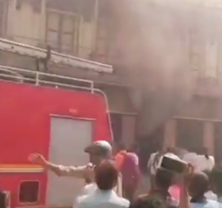 वाराणसी : शॉर्ट सर्किट से कपड़े शोरूम में लगी आग