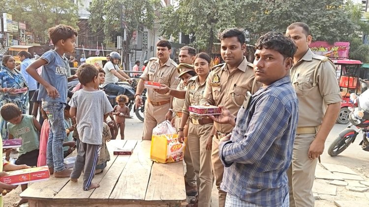 वाराणसी पुलिस ने गरीब बच्चों में पटाखे और मिठाई बांट कर उनकी दीपावली की खुशियां दोगुनी कर दी