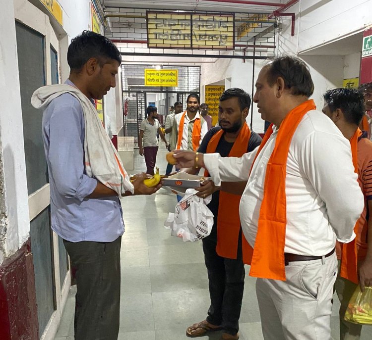 शिवसैनिकों ने मलिन बस्तियों व जिला अस्पताल में बांटी फल, मिठाई, मोेमबत्ती