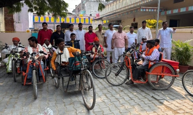 भाजपा के जिलाध्यक्ष हंसराज ने सफाई कर्मियों और दिव्यांगजनों को बांटी मिठाई
