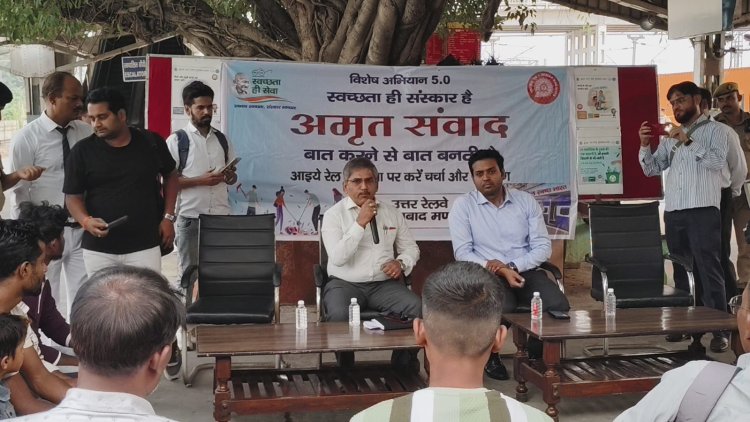 मंडल रेल प्रबंधक ने रेल यात्रियों से किया संवाद, रेल सुविधाओं का लिया फीडबैक